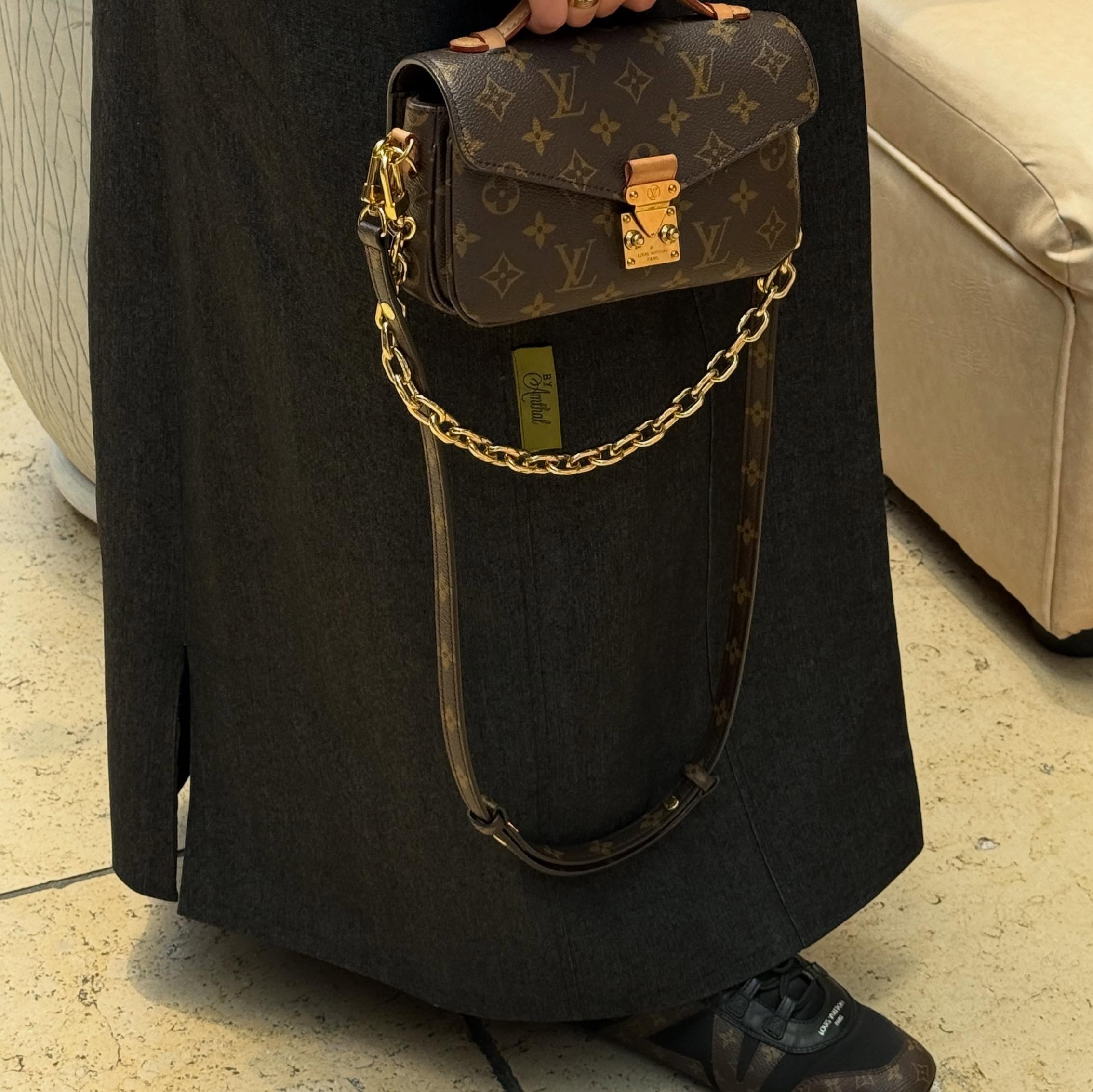 BY AMTHAL | Kuwait Abayas frame 2